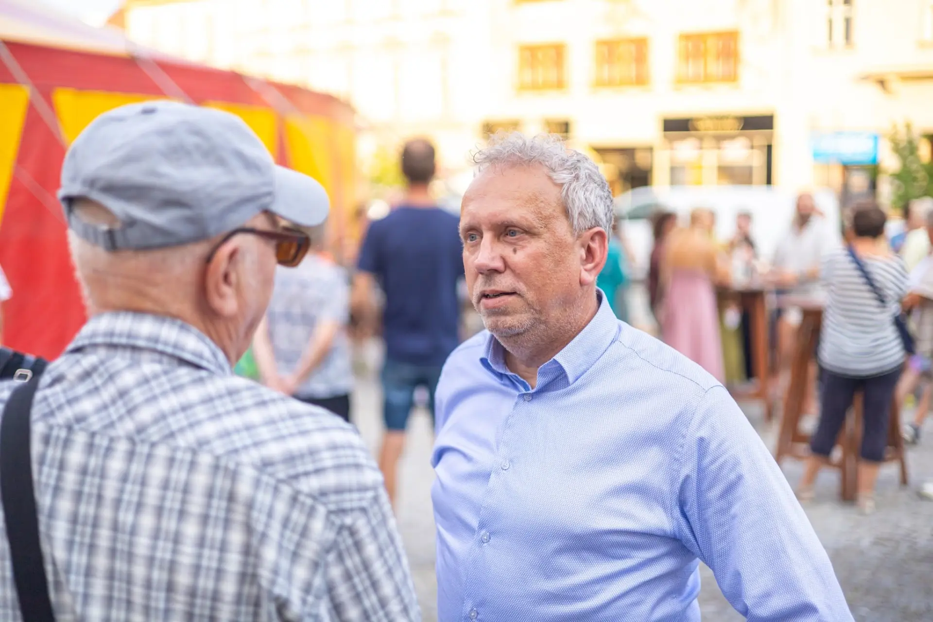 Stanislav Palša diskutuje s lidmi na náměstí