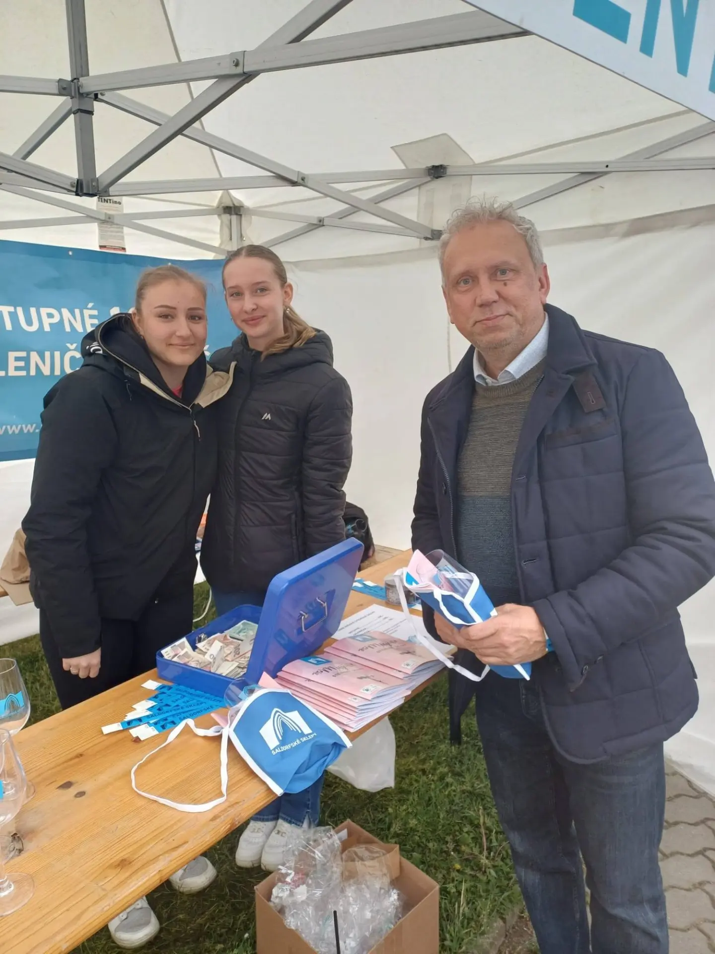 Stanislav Palša s dobrovolnicemi ve stánku